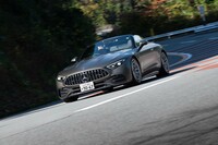 アルミ複合素材のスペースフレームを基本とするプラットフォームを使う。前後とも5リンク式(総アルミ製)のサスペンションも合わせて新規開発されている。