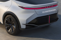 リアセクションでは、中央部分に立体的な「LEXUS」ロゴを配した横一文字の薄型テールランプが目を引く。