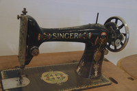 シンガー製ミシン(1930年)。パリ国立工芸博物館蔵。