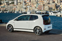 全長3600mm、全幅1645mmと、初代「ゴルフGTI」に近い“フットプリント”を持つ「up! GTI」ただし車重は1070kgと、ゴルフGTI(810kg)よりいささか重くなっている。