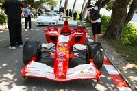 「ヴィラ・デル・グルメッロ」の門をくぐると現れたのは、スターティンググリッドを模した歴代グランプリ/F1車両の展示だった。手前はミハエル・シューマッハーが駆った2006年「フェラーリ248 F1」。