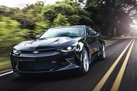 「シボレー・カマロ」
1964年にデビューした「フォード・マスタング」は、適度なサイズとスポーティーさがベビーブーマーに受けて人気となる。シボレーは1967年に対抗モデルとして「カマロ」を投入し、「ダッジ・チャレンジャー」などとともにポニーカーと呼ばれるジャンルができた。バンブルビーが変形するのは、2015年に登場した6代目。