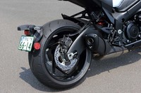 スイングアームは、スズキ車として初めて、ウインカーおよびリアフェンダーとの一体型とされた。