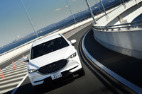 「CX-8」には、駆動トルクを変化させてコーナリング中の応答性と安定性を高める「G-ベクタリング コントロール」が搭載される。