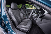 テップレザーとアルカンターラのコンビ表皮で仕立てられた「308 GTハイブリッド」のフロントシートには、ヒーターが標準で内蔵される。運転席はメモリー付きのパワーシートで、マルチポイントランバーサポート機能も備わる。