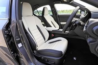 “Fスポーツ”グレードには、背もたれや座面にパンチメッシュのレザーを採用した専用スポーツシートが装着される。