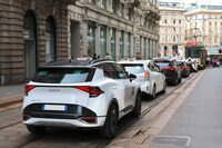 ミラノのタクシー乗り場で。「キア・スポーテージ」。