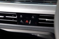 エアコンや先進運転支援システムの細かなセッティングは、ダッシュボード中央のタッチスイッチで呼び出してスクリーンを介して操作する。