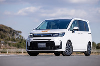 ホンダのコンパクトミニバン「フリード エアー」の純正アクセサリー装着車「Superior Style(スーペリアスタイル)」。フロントの「エアロバンパー」やベルリナブラック×クロームメッキの「フロントグリル」、「テールゲートスポイラー」、切削クリア/ベルリナブラック塗装の15インチアルミホイールなどでカスタマイズされている。