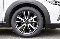 「CX-3」のタイヤサイズは全車18インチ。突き上げのある乗り心地を考えると、ややオーバースペックの感がある。
