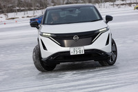 いよいよ本日の目玉である「アリア」の4WD車に試乗。電気自動車ということもあり、車両重量は2210kgと、先に乗った「エクストレイル」より実に330kgも重い。