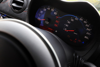 今や貴重な存在となりつつある、機械式の2眼メーター。赤い単色の液晶モニターは、時間や走行距離、残り燃料などを表示するのみで、今はやりのマルチインフォメーションディスプレイなどは装備されない。