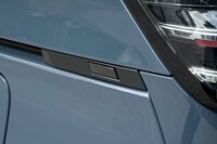 オプションの電動テールゲートでは開閉ボタンを車両の左後方にレイアウト。車外から操作して任意の位置でゲートを止められる。