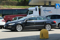 こちらはイタリアナンバーの、激レア車「フォルクスワーゲン・パサートCC」である。人気が限定されていたがゆえか、中古車検索サイトでは5000ユーロ(85万円)前後から出品がみられる。