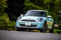 先代の登場から実に10年ぶりのフルモデルチェンジとなった第4世代のMINIは、「MINIの日(3月2日)」の前日にあたる2024年3月1日に日本導入が発表された。今回は車両本体価格465万円の「MINIクーパー3ドアS」に試乗した。