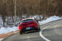 「スカイアクティブX」搭載車については、エンジンをカプセル状に包むように遮音材を配置。クリアで気持ちのよいサウンド伝達を実現している。