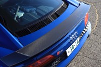 リアエンドには固定式のCFRP製スポイラーが備わる。