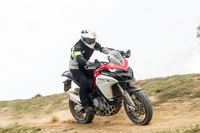 ホイールトラベルは従来モデルより15mm小さい185mm。悪路におけるハンドリングを改善するため、ザックス製のステアリングダンパーが装備されている。