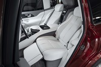 後席はパーセルシェルフ付きの巨大なパーティションによって仕切られたセパレートタイプ。背もたれは後方に43.5度までリクライニングできる。