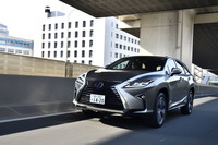 「RX450hL」の駆動方式は4WDのみ。電気モーターによって後輪を駆動する「E-FOUR」システムが搭載されている。