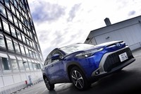 「カローラ クロス」にはハイブリッド車のほか、純ガソリンエンジン車もラインナップされる。4WDモデルはハイブリッド車のみの設定となる。