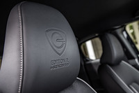ロータリーエンジンをモチーフとしたデザインやロゴが型押しされるヘッドレストを採用。フロアマットも「エディションR」専用アイテムとなる。