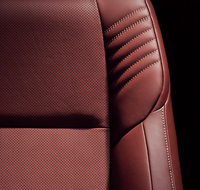 “Metal and Leather Package”のシートは、プレミアムナッパ本革(写真)で仕立てられる。