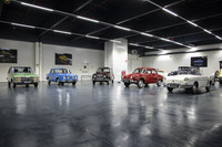 1950年代から1960年代に活躍した戦後のルノー。向かって右から、「フロリド」「ドーフィン」「4」「8」「16」。4が雑誌『ELLE』とのコラボでつくられた特別仕様車の「ラ・パリジェンヌ」、ドーフィンと8が高性能なスポーツモデルの「ゴルディーニ」とは、いちいちマニアック。