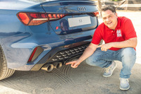 試乗車のリアバンパー下部からはアクラポヴィッチの新しいチタン製エキゾーストパイプが顔をのぞかせていた。