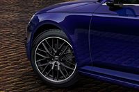 限定車「A4 35 TFSIスポーツ ブラックエレガンス」に装着される、グロスブラックの18インチアルミホイール。