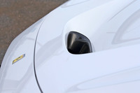 Sダクトとは、バンパーからトランクフードへと貫通するダクト状の空力デバイスのこと。F1由来の技術とされており、フロントまわりのダウンフォース増大に寄与する。