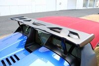 これは「S660」のロールバーに装着して使う「キャリアベース」。荷物を積むためのアイテムだが、非積載時の空力性能も考えて開発されている。