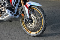 タイヤサイズは前が90/90-21M/C、後ろが150/70R18M/C。「アドベンチャースポーツ」の足元は、オンロード走行にも配慮したチューブレスタイプのスポークホイールとチューブレスタイヤの組み合わせで、試乗車にはブリヂストンの「バトラックス アドベンチャークロスツアラーAX41T」が装着されていた。