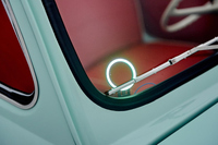 外観では、フロントウィンドウに備わる充電中に光るインジケーターが特徴。