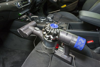 「Dyson V6 Car + Boat Extra」には、シガーソケットから充電できる「カーチャージャー」も付属。クルマの中で充電できるので、外出先でも使えるのは便利である。