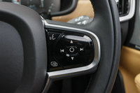 インフォテインメントシステム「SENSUS(センサス)」は音声で操作可能。ステアリングホイールの右スポークにボイスコントロールのスイッチが備わる。