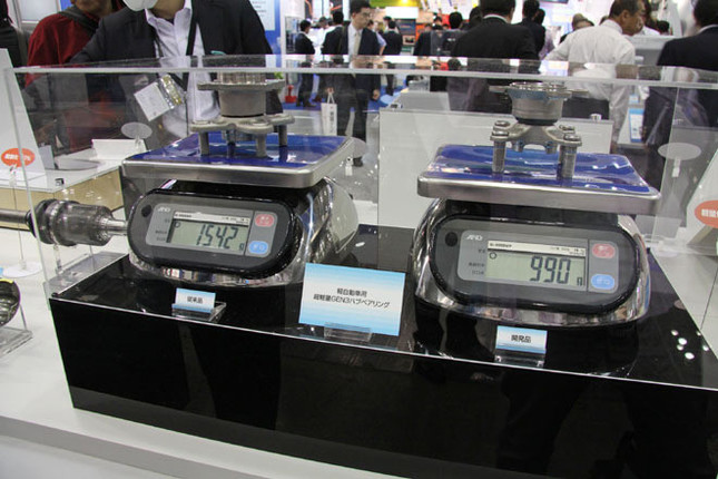 ベアリングや等速ジョイントなどの専門メーカー「NTN」が開発した軽自動車用の「超軽量ハブベアリング」。従来品の1542gに対して990gと36%もの軽量化に成功した。同社はこのほか世界最軽量のFR車用ドライブシャフトなども出展していた。