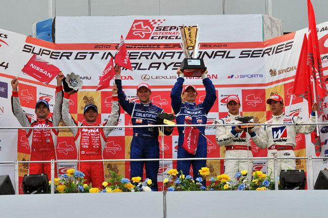 ポディウムで喜びをあらわすトップ3チーム。写真左から、3位のNo.23 MOTUL AUTECH GT-R(B・トレルイエ/本山哲)、優勝したNo.12 カルソニックIMPUL GT-R(R・クインタレッリ/松田次生)、2位のNo.18 ウイダー HSV-010(L・デュバル/小暮卓史)。