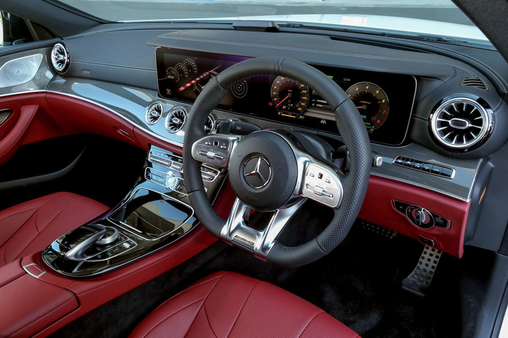 「AMG CLS53 4MATIC+」には、パンチングレザーを採用した新世代のAMGスポーツステアリングが装着されている。