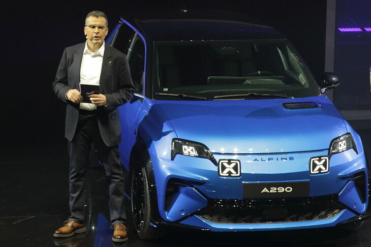 2024年のルマン24時間レースの舞台で新型車「アルピーヌA290」をエスコートするフィリップ・クリエフCEO。