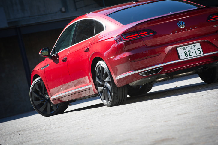 シャシー関連では可変ダンピングシステムのほかにも、操舵量に応じて累進的にステアリングギアレシオが変化する「プログレッシブステアリング」や、「XDS」と呼ばれる電子制御デファレンシャルロックなども装備される。