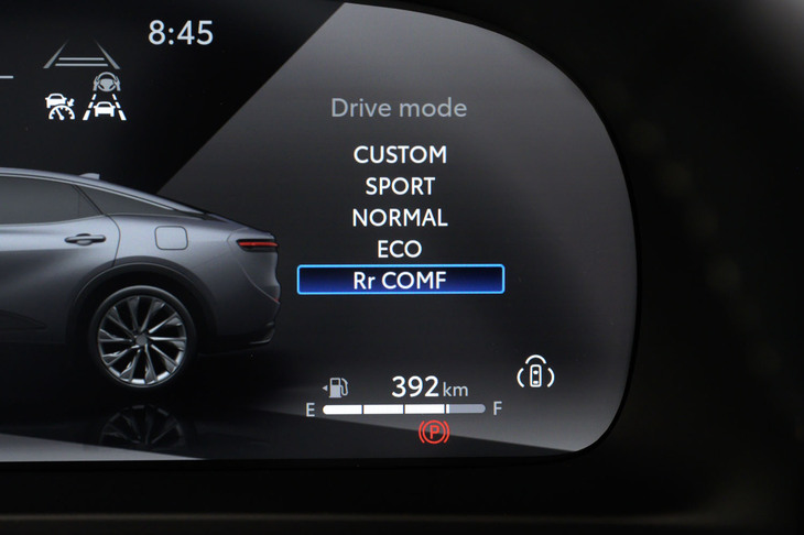 ドライブモードはこちらの全5種類。「スポーツ+」に代わって「Rr COMF(リアコンフォート)」モードが追加された。