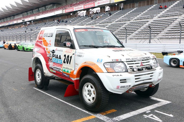 2002年開催のパリ・ダカールラリーで総合優勝を果たした「三菱パジェロ」の実車。ドライバーは増岡 浩選手である。このころ三菱のワークス活動は最盛期を向かえており、2001年大会からパリダカ7連覇の偉業を達成した。