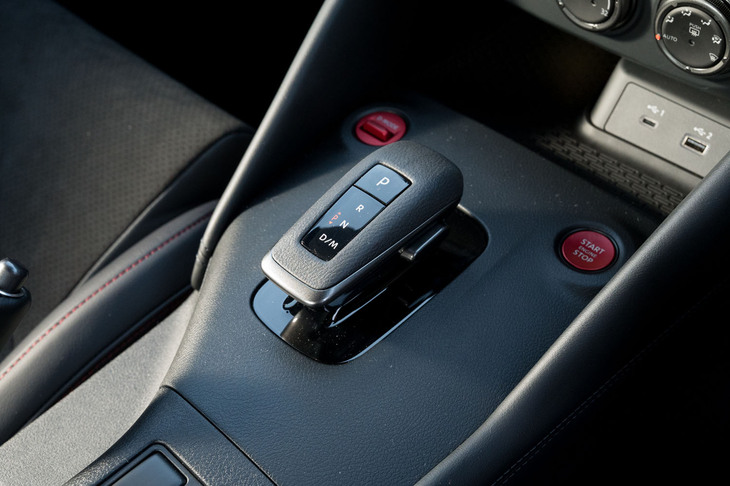 変速機は9段のトルコン式ATで「NISMO」にはマニュアル車の設定がない。ローンチコントロール機能も付いている。