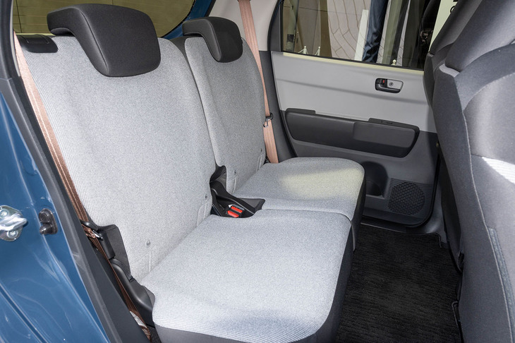 後席は50:50の分割式。前席よりもホワイトの面積が広いため、より広く見える。