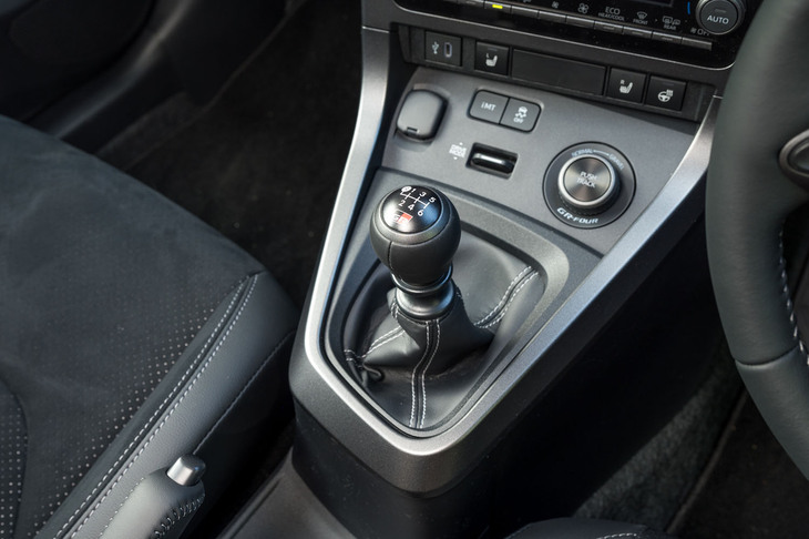 シフトセレクターの操作感は良好。「iMT」スイッチを押すと自動ブリッピング機能がアクティブになるほか、発進時にエンジン回転を少し上げてくれるようになる(エンストしない)。