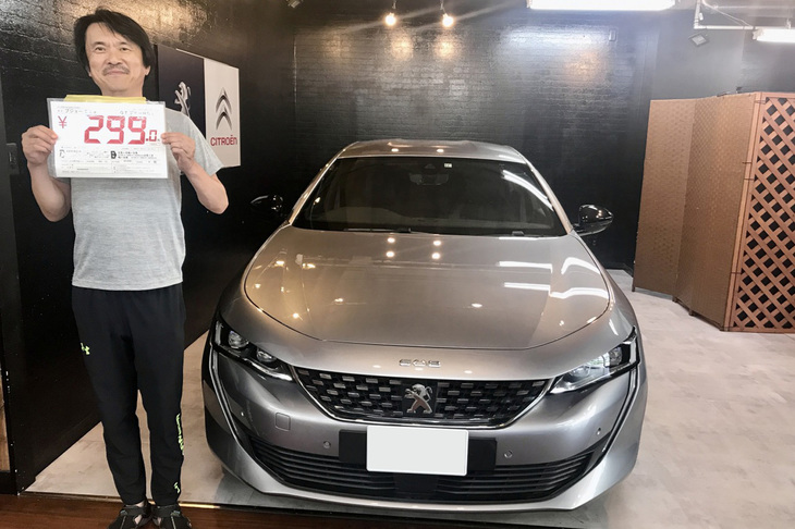 かくいう筆者もセダン(2018年式「プジョー508 GT BlueHDi」)のオーナー。写真は横浜のフランス車専門店MAMAで“運命の出会い”をしたときのもの。