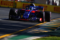 開幕前のテストを、全チーム中3番目に長い走行距離で終えたトロロッソ。今季から搭載するホンダのパワーユニットが、過去3年とは見違えるように安定していたことに誰もが驚いたが、いざシーズンが開幕すると中団チーム同士の荒波にもまれることに。予選では、GPフルシーズンを初めて戦う2人のドライバーはいずれもQ1留まりで、ブレンドン・ハートレー(写真)16位、ピエール・ガスリーは最後尾20位。ガスリーは15周してホンダのパワーユニットにトラブルが出たためリタイア、ハートレーは周回遅れの15位で完走。(Photo=Toro Rosso)