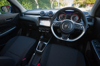 ターボエンジンを搭載した「RSt」のインテリア。2眼式のメーターにステアリングホイールのセンターパッド、エアコンの操作パネルと中央の吹き出し口など、各部に丸をモチーフにしたデザインが用いられている。