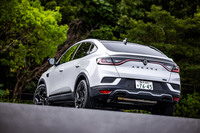 「アルカナ エスプリアルピーヌE-Techフルハイブリッド」のリアビュー。新デザインのエンブレムや、クリアレンズの面積を拡大したリアコンビランプが採用される。